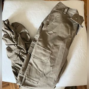 XS Cargos with scrunch bottom. Tags still on never worn, can dress up or down 😍